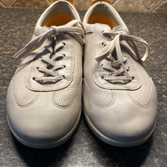 Ecco Women’s Casual Beige Taupe Leather Sneakers - Picture 4 of 7